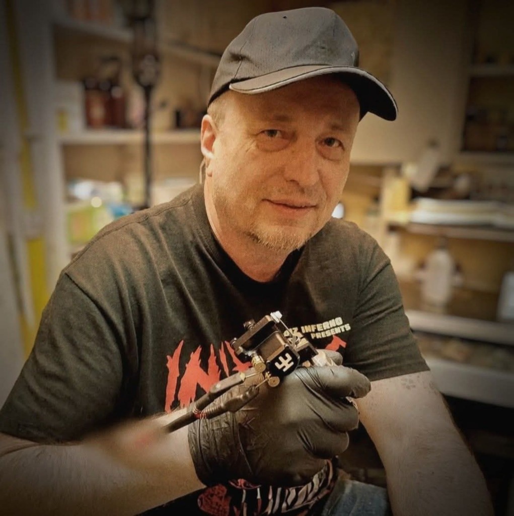 Meistras Saulius Laukaitis tatuiruoja